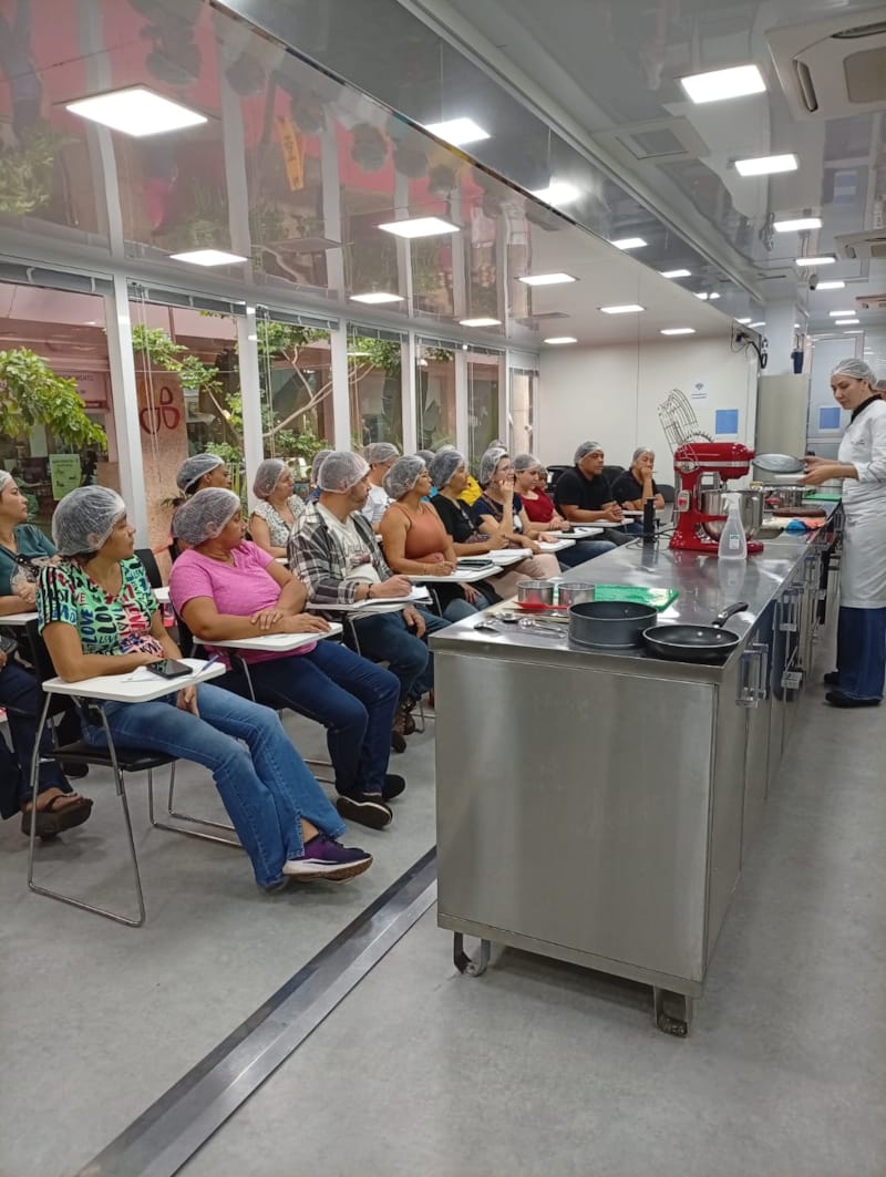 Carreta-Escola de Gastronomia do Senac estaciona no centro da Capital e leva cursos gratuitos à população 